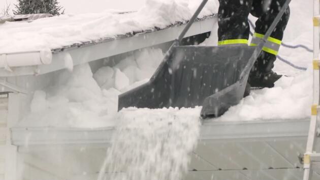 Accumulation de neige : au tour du déneigement des toitures